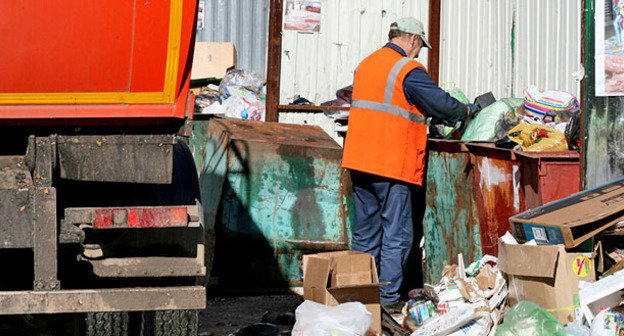 Уборка мусора в Нальчике. Фото http://kbrria.ru/obshchestvo/v-polovine-naselennyh-punktov-kbr-ne-vyvozyat-musor-6457