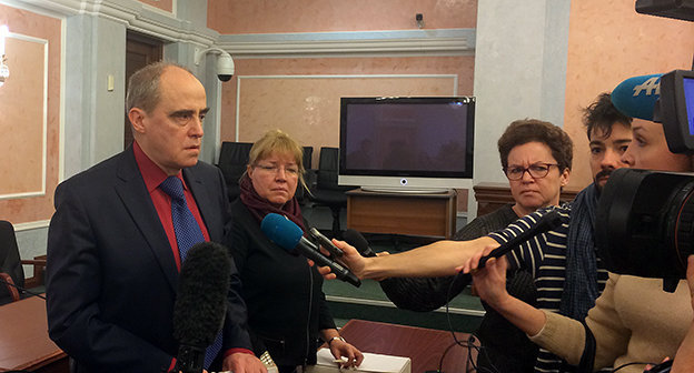 Ян Рачинский (слева). Интервью после рассмотрения Верховным судом России иска Министерства юстиции РФ о ликвидации организации "Мемориал".28 января 2015. Фото Юлии Буславской для "Кавказского узла"