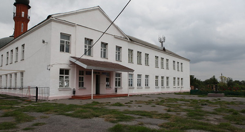 Здание в Долаково, Ингушетия. Фото: http://www.ingushetia.ru/m-news/archives/IM_0036.JPG