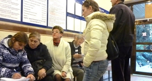 Ответчицы (слева направо) в холле суда Центрального района на улице Горького, 60. Сочи, 29 января 2015 г. Фото Светланы Кравченко для "Кавказского узла"