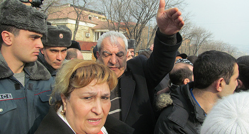 Участники шествия у резиденции президента Армении. Фото Армине Мартиросян для "Кавказского узла"