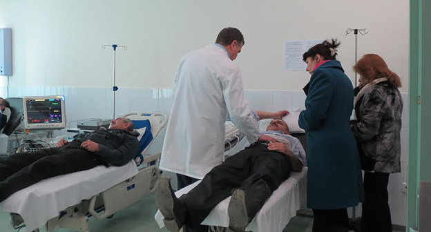 Врачи осматривают избитого в Кашатагском районе сторонника "Предпарламента" Мхитара Аветисяна. Нагорный Карабах, Степанакерт. 31 января 2014 год. Фото Алвард Григорян для "Кавказского узла"