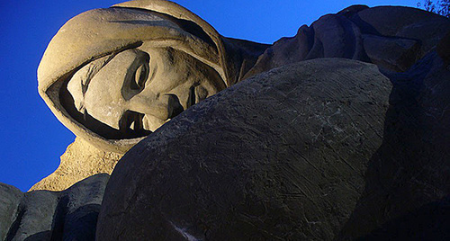 Памятник Скорбящая матери ночью. Фото: Alexandra Savichev, https://ru.wikipedia.org/wiki/%CC%E0%EC%E0%E5%E2_%EA%F3%F0%E3%E0%ED