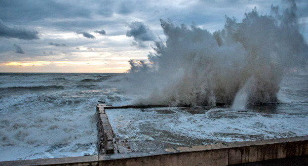 Шторм. Фото: Нина Зотина, ЮГА.ру