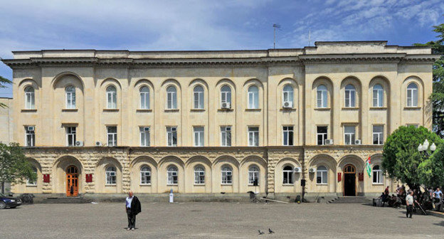 Резиденция правительства и Президента Республики Абхазия. Сухум. Фото: Hons084 / Wikimedia Commons