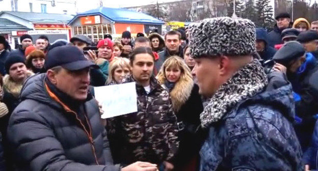 Участники народного схода, требовавшие от властей эффективного и справедливого расследования убийства военнослужащего-контрактника. Минводы, 24 января 2015 г. Кадр из видео пользователя Романа Новикова http://www.youtube.com/watch?v=80uWjsfv-xk