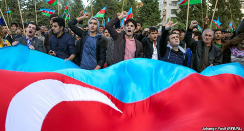 Митинг оппозиции в Баку. 12 октября 2014 года. Jahangir Yusif, RFE / RL. Фото: http://gdb.rferl.org/FA68F528-4A7F-4289-B871-518292155A63_w640_r1_s.jpg