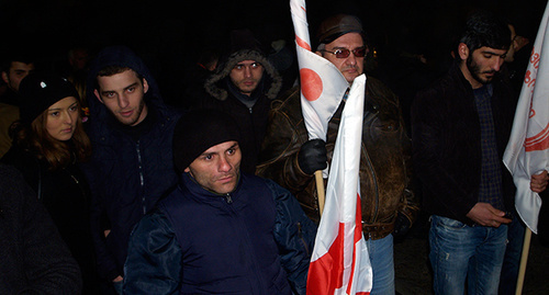 Жители Тбилиси со спущенными флагами во время встречи гроба с телом грузинского добровольца Тамаза Сухиашвили, погибшего под Донецком. 22 января 2015 г. Фото Беслана Кмузова для «Кавказского узла»