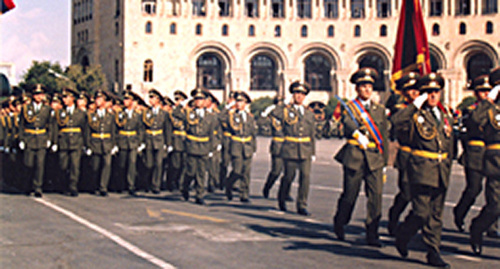 Военный парад в Ереване. Фото: http://vumo.ru/uploads/posts/2010-06/1276524535_16.jpg