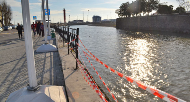 Поврежденное ограждение на набережной куда упала машина. Сочи, 6 февраля 2015 г. Фото Светланы Кравченко для "Кавказского узла"