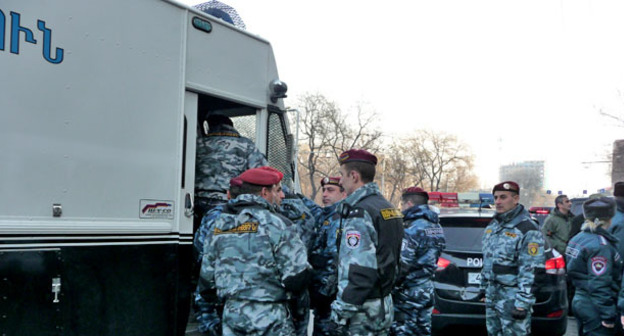 Сотрудники полиции. Ереван. Фото Армине Мартиросян для "Кавказского узла"