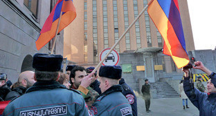 Участники акции протеста возле посольства РФ. Ереван, 15 января 2015 г. Фото Армине Мартиросян для "Кавказского узла" Участники акции протеста возле посольства РФ. Ереван, 15 января 2015 г. Фото Армине Мартиросян для "Кавказского узла"