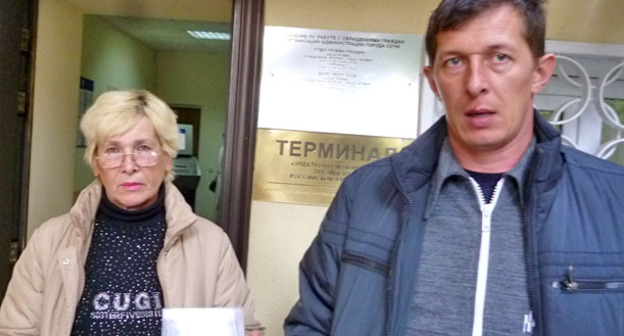 Семья Савельевых мать Людмила и сын Алексей у входа в приемную по обращениям граждан. Сочи, 6 февраля 2015 г. Фото Светланы Кравченко для "Кавказского узла"