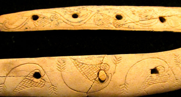 Костяные сидельные орнаментированные накладки из коллекции хазарских предметов начала VIII века. Волгоград, 6 февраля 2015 г. Фото Вячеслава Ященко для "Кавказского узла"