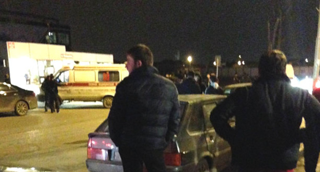 На месте ДТП, после которого водитель автомобиля с серией КРА обстрелял машину лада 14-й модели и избил водителя. Грозный, 9 февраля 2015 г. Фото Ахмеда Альдебирова для "Кавказского узла"