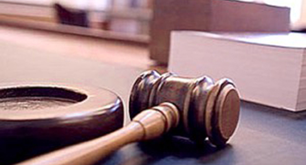 Молоток судьи. Фото: http://07kbr.ru/wp-content/uploads/verxovnyj-sud-kbr-rassmotrit-delo-predstavitelya-banditskogo-podpolya-300x226.jpg