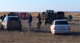 Территория поселка Волгодонской полностью оцеплена в радиусе 4 километров. Фото: http://bloknot-volgograd.ru/news/vertolet-minoborony-rf-ishchet-pilotov-na-meste-kr-574765 Территория поселка Волгодонской полностью оцеплена в радиусе 4 километров. Фото: http://bloknot-volgograd.ru/news/vertolet-minoborony-rf-ishchet-pilotov-na-meste-kr-574765
