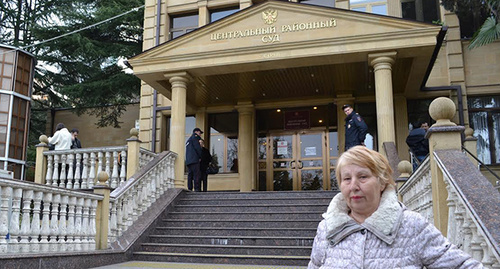 Нина Дубова у здания суда. Фото Светланы Кравченко для "Кавказского узла"