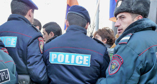 Сотрудники полиции во время акции протеста. Ереван, 15 января 2015 г. Фото Армине Мартиросян для "Кавказского узла"
Сотрудники полиции во время акции протеста. Ереван, 15 января 2015 г. Фото Армине Мартиросян для "Кавказского узла"