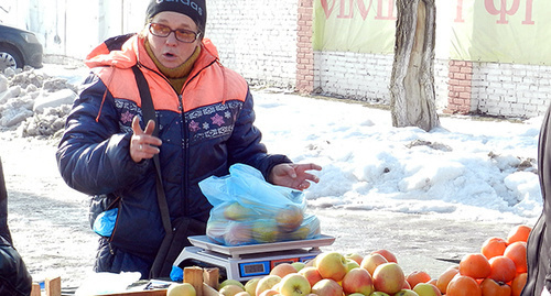 Продавец яблок. Фото Татьяны Филимоновой для "Кавказского узла"