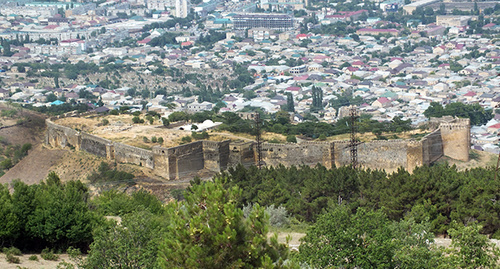 Вид с возвышенности на крепость Нарын-Кала и Дербент, Дагестан. Фото Патимат Махмудовой для "Кавказского узла" 