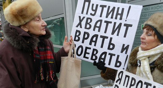 Споры с прохожими. Фото Татьяны Филимоновой для "Кавказского узла"