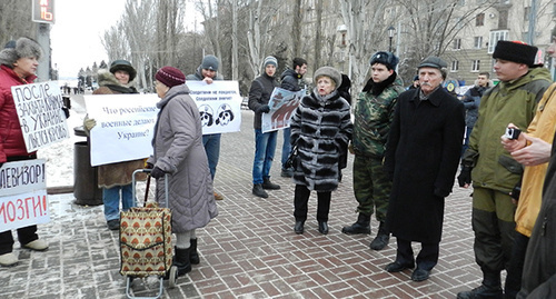 Пенсионерка Лидия Николаевна дискутирует с пикетчиками. Фото Татьяны Филимоновой для "Кавказского узла"