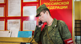 Дневальный солдат в военской части. Фото Алексея Ерешко, http://мультимедиа.минобороны.рф/multimedia/photo/gallery.htm?id=18307@cmsPhotoGallery Дневальный солдат в военской части. Фото Алексея Ерешко, http://мультимедиа.минобороны.рф/multimedia/photo/gallery.htm?id=18307@cmsPhotoGallery