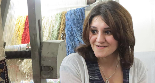 Работница коврового цеха в Чартаре Нанар Григорян. Нагорный Карабах. Мартунинский район. 15 февраля 2015 год. Фото Алвард Григорян для "Кавказского узла"