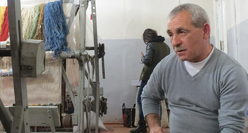 тветственный за ковровый цех в городе Чартар Мартунинского района Вова Мовсисян.  Нагорный Карабах. Фото Алвард Григорян