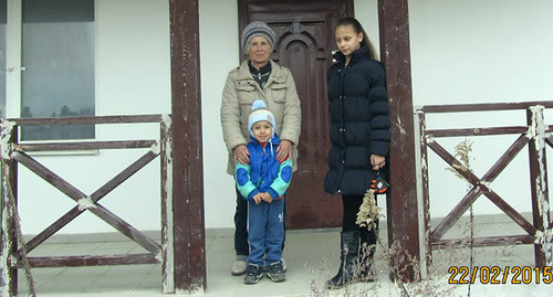 Семья Савельевых в 2015 году на фоне дома в поселке для переселенцев на Худякова, куда они заселились самостоятельно. Фото Алексей Савельева
