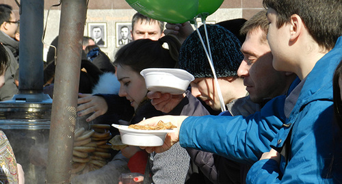 Угощение на масленницу в Волгограде. Фото Татьяны Филимоновой для "Кавказского узла"