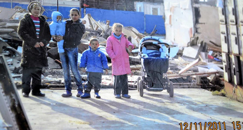 Семья Савельевых в 2011 году когда их дом снесли на улице Акаций. Фото Алексея Соловьева