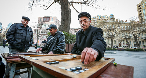 Бакинские жители играют в нарды в парке имени Ахундова. Фото Азиза каримова для "Кавказского узла"