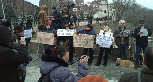 Организаторы траурной церемонии с плакатами. Фото Олеси Диановой для "Кавказского узла"