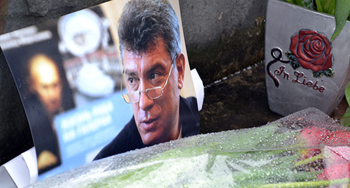 Фотография Бориса Немцова и цветы. Фото Светланы Кравченко для "Кавказского узла"