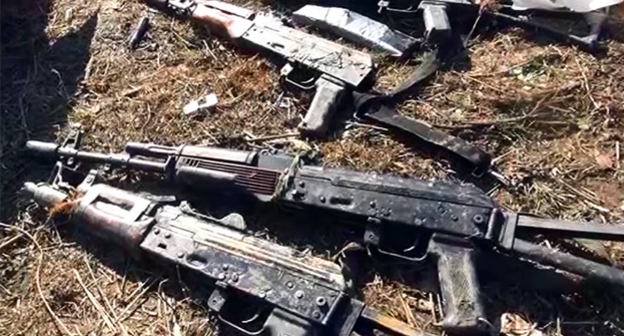 Автоматическое оружие, изъятое у боевиков в ходе спецоперации в феврале 2015 года в Дагестане. Фото: http://nac.gov.ru/nakmessage/2015/02/28/v-dagestane-neitralizovany-shestero-banditov-aktivnaya-faza-kto-prodolzhaetsya.html