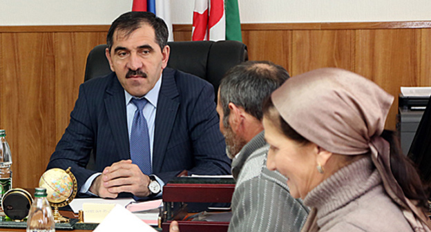 Юнус-Бек Евкуров. проводит общереспубликанский день приёма граждан. Фото: http://www.ingushetia.ru/m-news/archives/IMG_7421.JPG