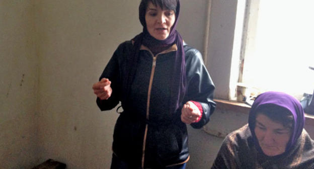 Эльмира Багирчаева (слева) - участница голодовки с требованием решить земельный вопрос. Дагестан, 24 декабря 2014 г. Фото Патимат Махмудовой для "Кавказского узла"