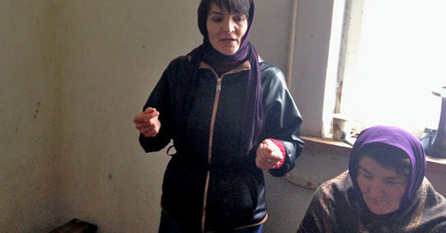 Эльмира Багирчаева (слева) - участница голодовки с требованием решить земельный вопрос. Дагестан, 24 декабря 2014 г. Фото Патимат Махмудовой для "Кавказского узла"