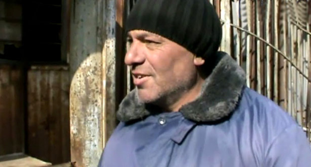 Дживан Симонян, торговец на рынке, во время блиц-опроса. Гюмри, март 2015 г. Кадр из видео "Кавказского узла"