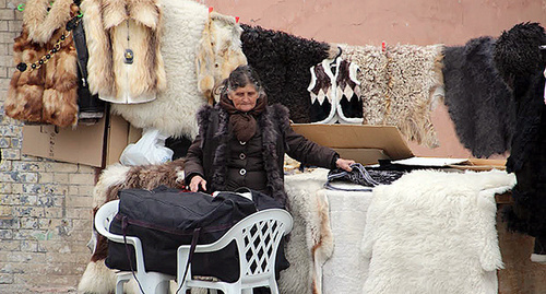 Торговля шкурами животных во Владикавказе.  Фото Ахмеда Альдебирова для "Кавказского узла"