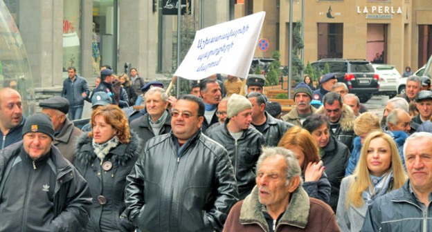 Бывшие сотрудники завода "Наирит" вышли в Ереване на очередную акцию с требованием погасить долги по зарплате. Ереван, 5 марта 2015 г. Фото Тиграна Петросяна для "Кавказского узла"