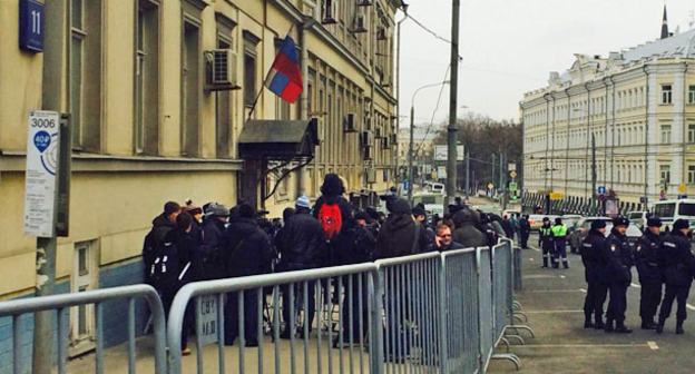 Представители СМИ возле входа в здание Басманного суда Москвы. 8 марта 2015 г. Фото Юлии Буславской для "Кавказского узла"
