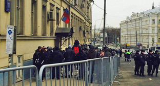 Представители СМИ возле входа в здание Басманного суда Москвы. 8 марта 2015 г. Фото Юлии Буславской для "Кавказского узла" Представители СМИ возле входа в здание Басманного суда Москвы. 8 марта 2015 г. Фото Юлии Буславской для "Кавказского узла"