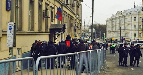 Представители СМИ возле входа в здание Басманного суда Москвы. 8 марта 2015 г. Фото Юлии Буславской для "Кавказского узла"