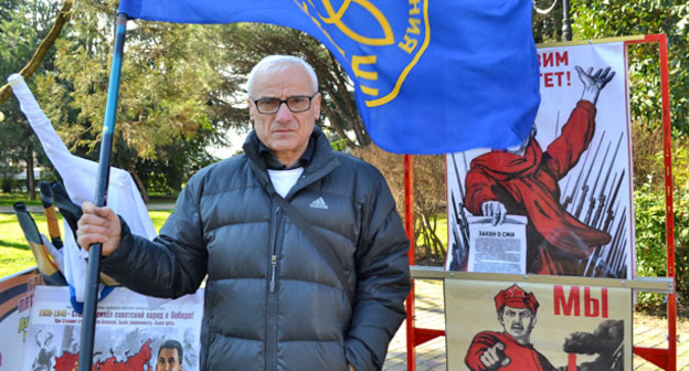 Организатор акции, координатор сочинского отделения НОД (Национально-освободительное движение) Нодар Алавидзе. Сочи, 21 февраля 2015 г. Фото Светланы Кравченко для "Кавказского узла"