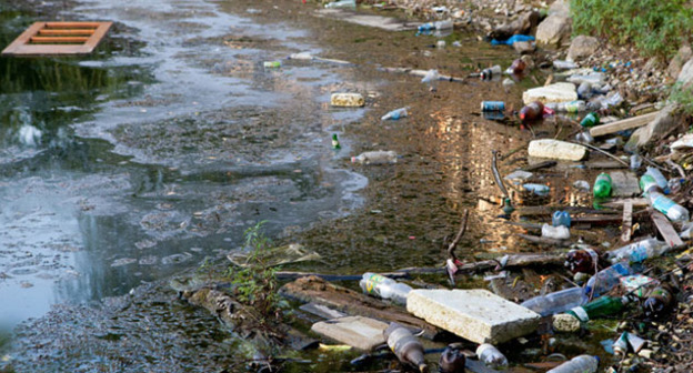 Мусор на берегу озера Карасун в Краснодаре. Фото: Юлия Симатова / Югополис