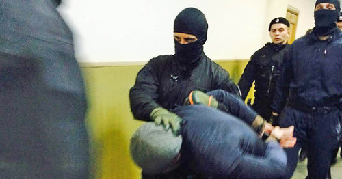 Обвиняемого Анзора Губашева заводят в зал суда. Москва, 8 марта 2015 г. Фото корреспондента "Кавказского узла"