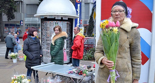 Жительница Сочи с букетом тюльпанов. Фото Светланы Кравченко для "Кавказского узла"